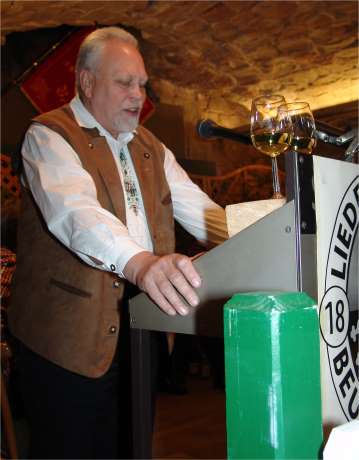Bernhard bei der Vorstellung der Weine