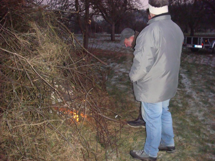 Das Feuer wird angezndet