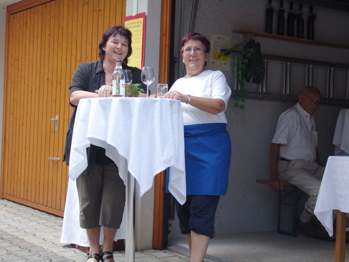 Die Zwei am Weinstand