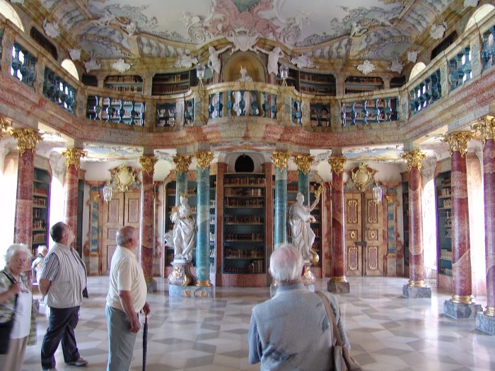 In der Klosterbibliothek