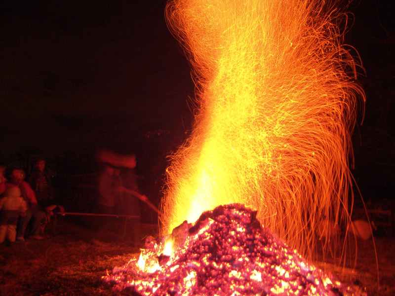 Flammen lodern empor
