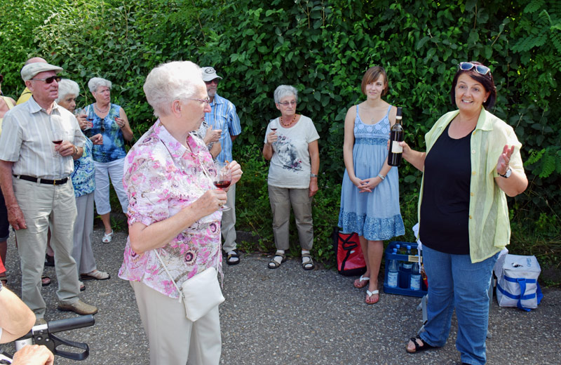 Weinprobe in den Weinbergen oberhalb Neipperg