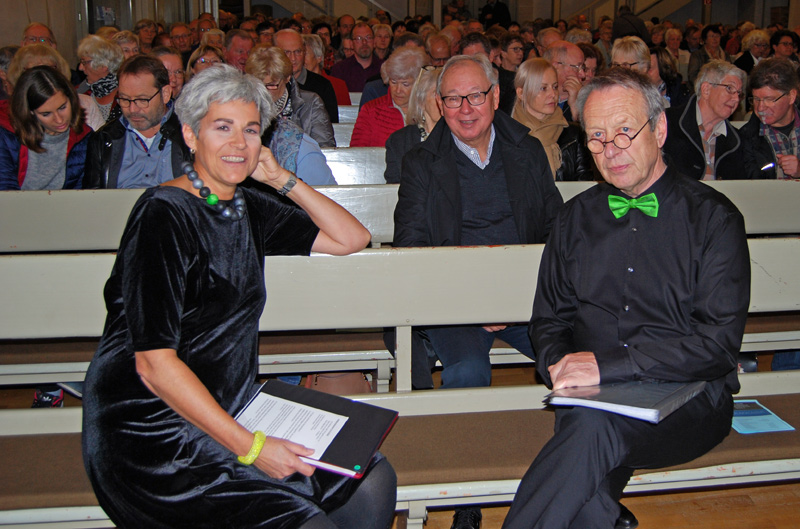 Antje und Helmut warten auf den Beginn